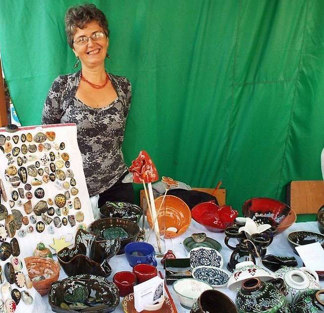 Kerámiatárgyait vásárokban mutatja be, s tanfolyamokat is tart felnőtteknek 