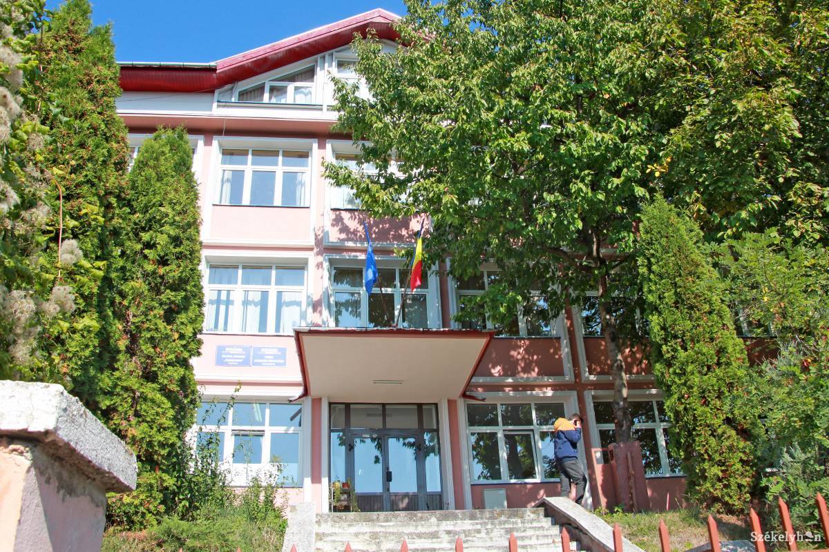 A tanulók nem értettek egyet azzal az intézkedéssel, miszerint minden tanóra után más terembe kell menniük •  Fotó: Haáz Vince