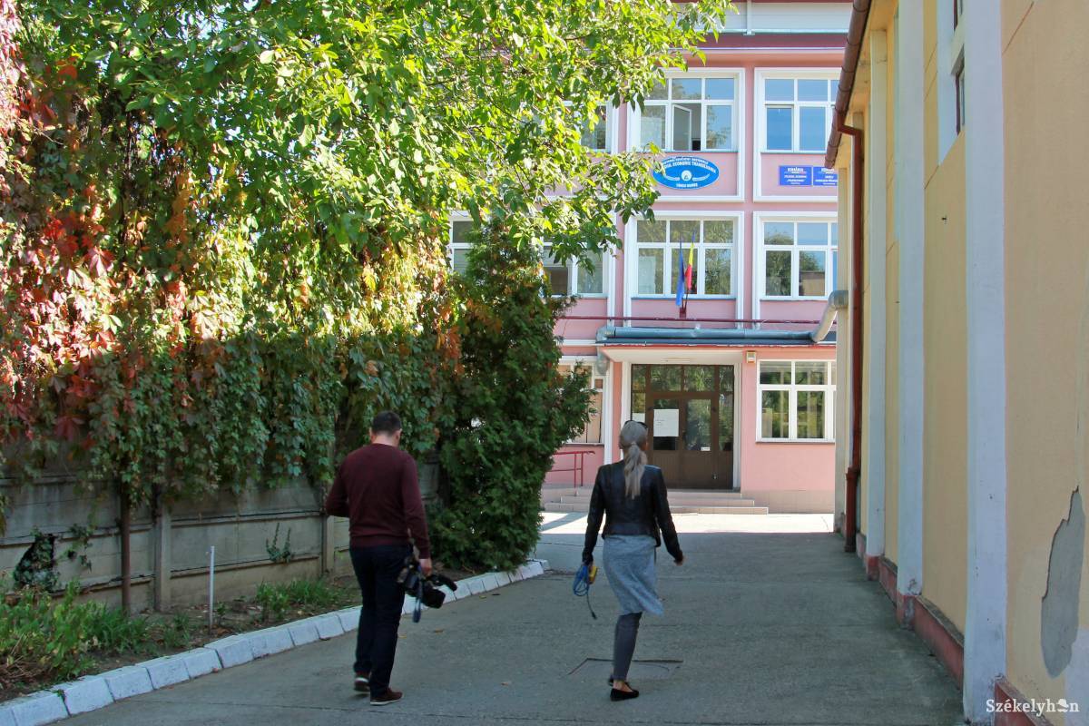 Tévések az iskolaudvaron. Nem mindennapi eseményre igyekeznek •  Fotó: Haáz Vince