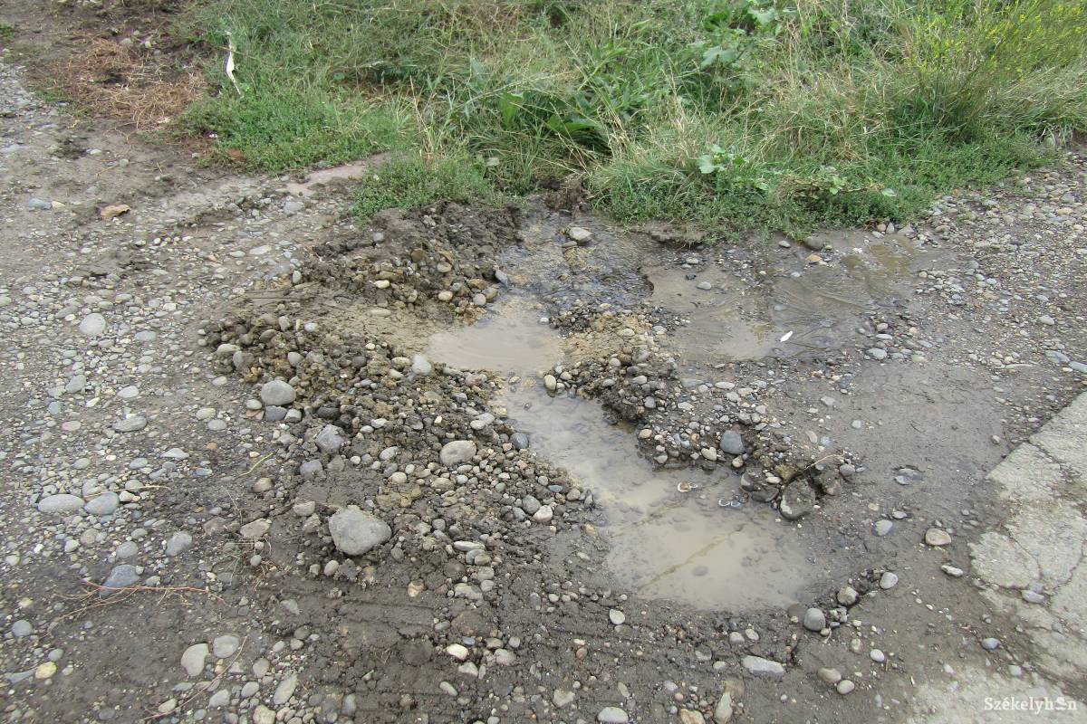 Szerdán délben még csordogált a csőtörésből az ivóvíz az árokba •  Fotó: Bakó Zoltán