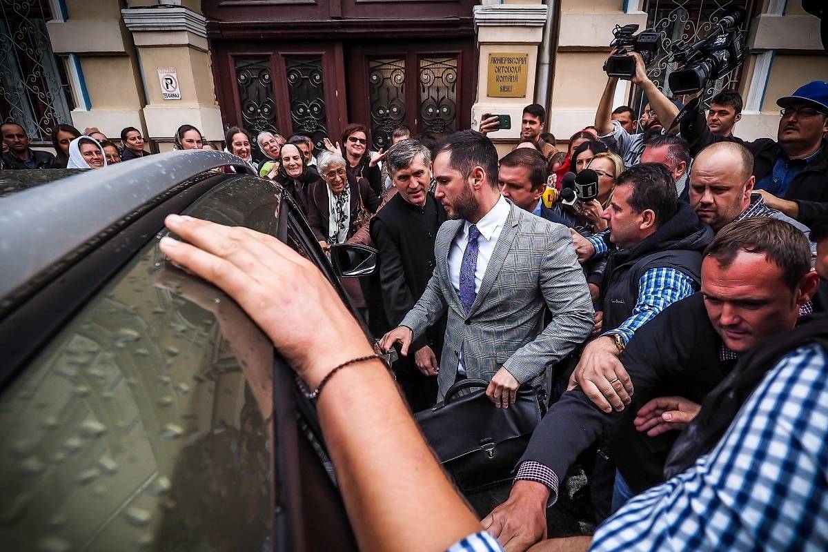 Tömeg várta a volt papot az érsekség előtt •  Fotó: Răzvan Negru / tribuna.ro