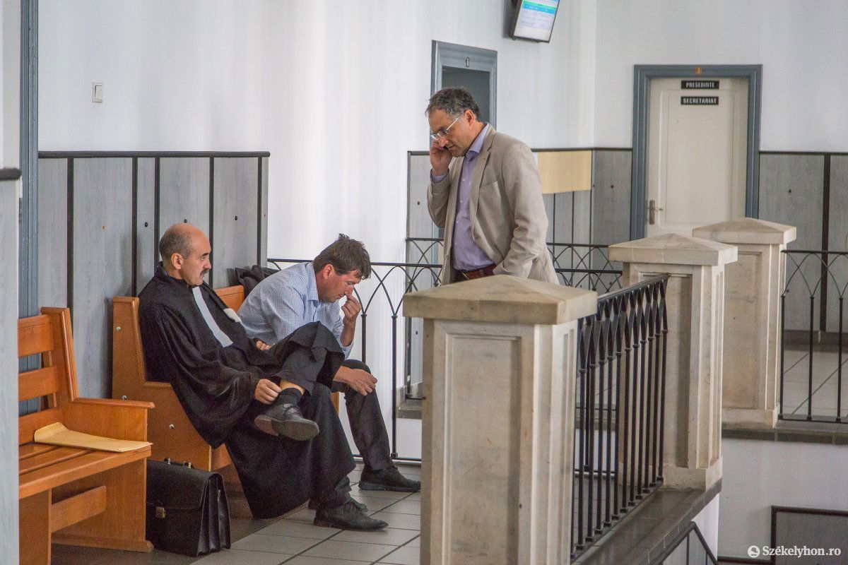 A csíkszeredai elöljárók a Maros Megyei Törvényszéken. Elhallgatott részletek. Archív •  Fotó: Boda L. Gergely
