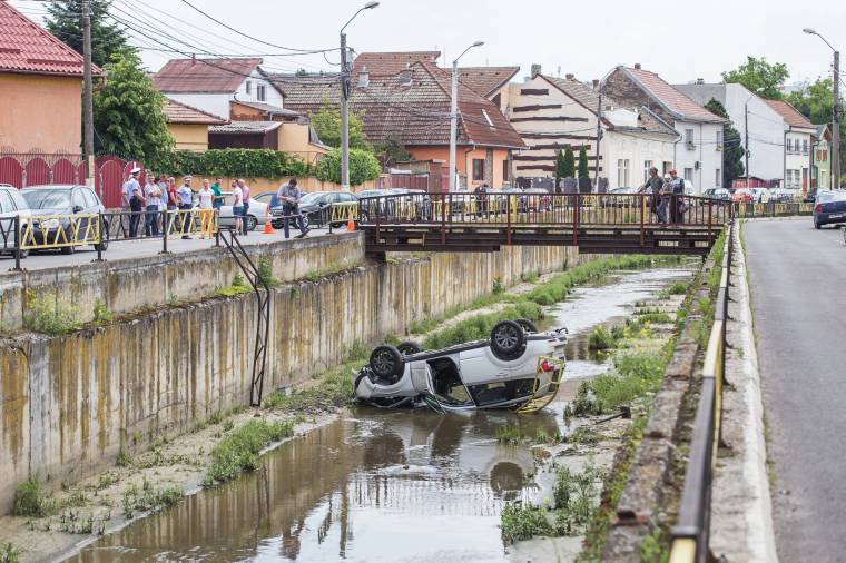 Várandós nő vezette a Poklos medrébe zuhant autót