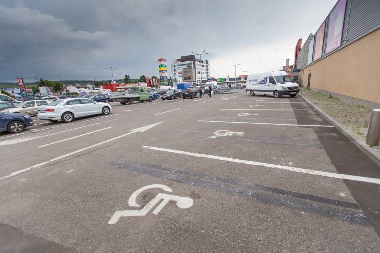 A sérültek sokszor inkább otthon maradnak, minthogy a leparkolt kocsiba ragadjanak
