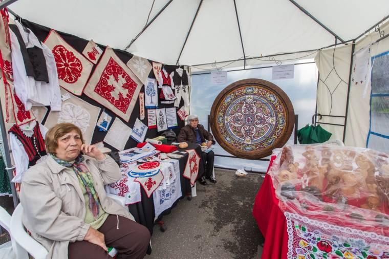 Kézművesek a főtéren, koncertek a Ligetben