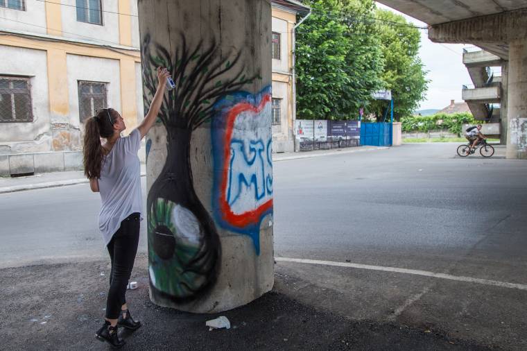 Graffitikkel díszítik a szürke betonfalakat