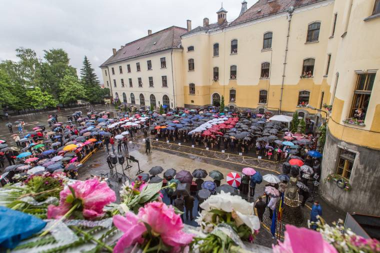 Színes ballagás: esernyők alatt búcsúztak iskolájuktól