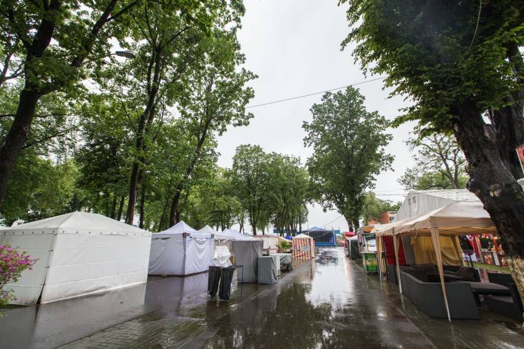 Szinte minden nap elverte az eső a városnapozókat