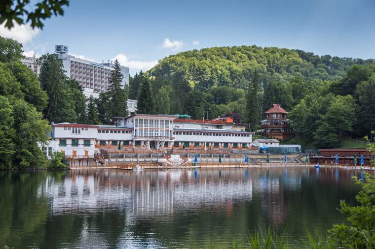 Mostmár tényleg meg lehet mártózni a Medve-tó vizében