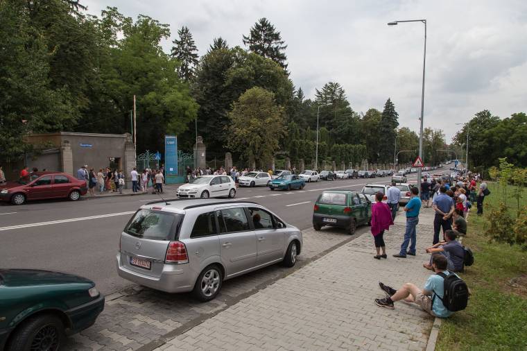 Olyan népszerű a MOGYE, hogy közlekedési káosz alakul ki a felvételi idején