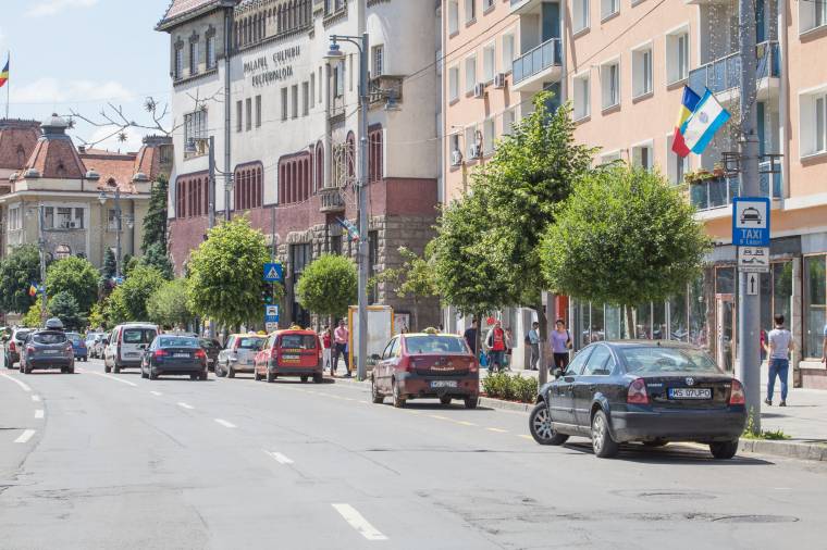 Parkolási káosz Marosvásárhelyen – újra felmerült az emeletes parkolóház ötlete