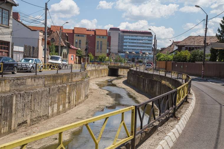 Befedhető a várost átszelő patak, értékes parkolóhelyeket lehet kialakítani
