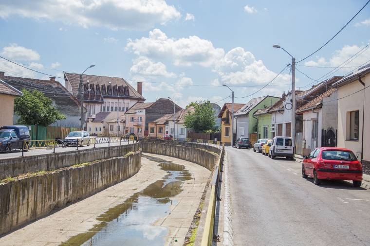 Már a vízügynél is a Poklos-patak befedéséről, parkolók kialakításáról beszélnek