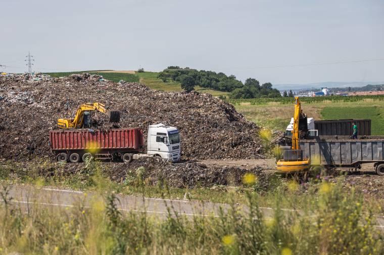 Orrfacsaró bűzzel jár a marosvásárhelyi illegális szeméttelep felszámolása
