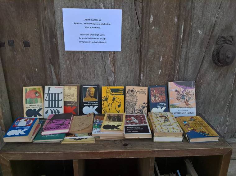 Szabadon elvihető olvasnivaló a Teleki Téka bejárata előtt