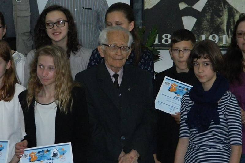 Árpád bácsi a matematikai emlékverseny díjazottjai között 