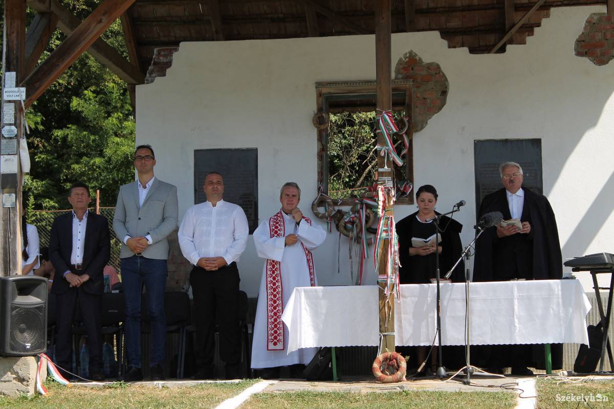 Ünnepi szónokok az emlékfal előtt •  Fotó: Bakó Zoltán