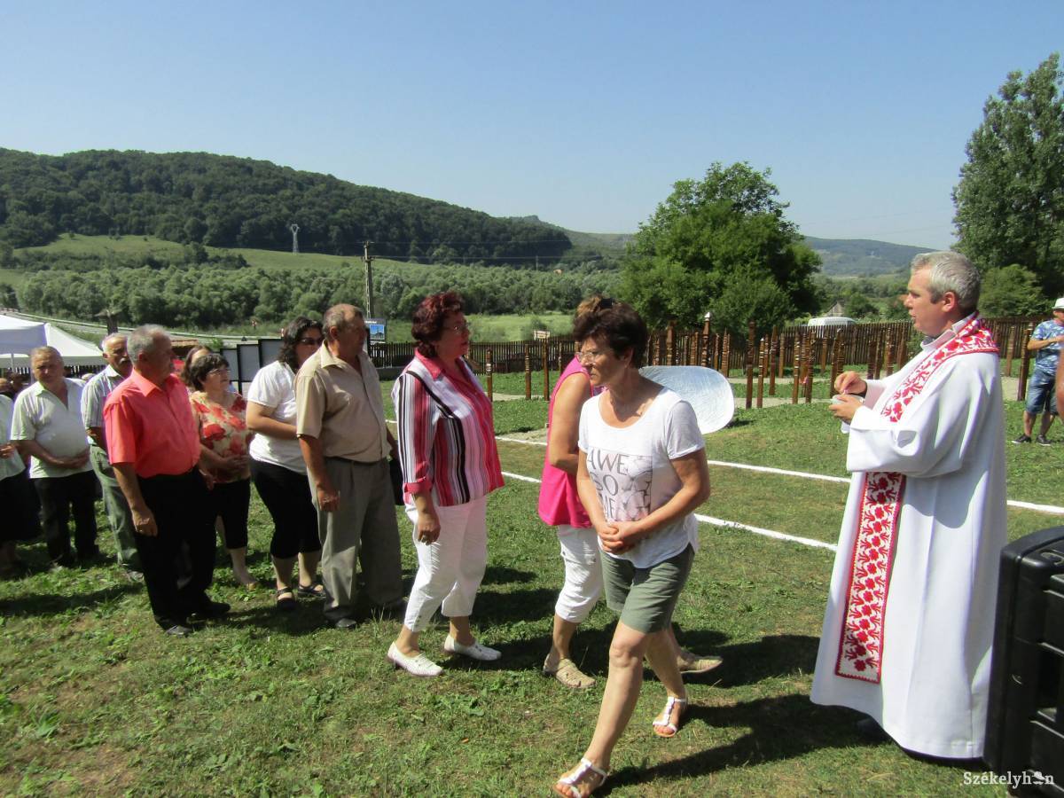 Szentáldozáshoz állnak sorba az emlékező katolikusok •  Fotó: Bakó Zoltán