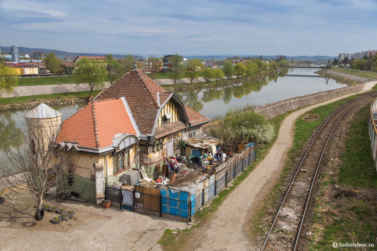 Szebb napokat is megért a tornyos ház, amelynek felújítását már az idén el szeretnék kezdeni •  Fotó: Boda L. Gergely