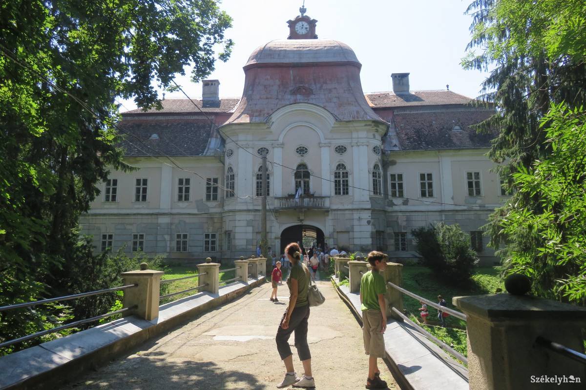 Szombaton reggeltől estig nyitva tartott a kastély a látogatók előtt •  Fotó: Antal Erika