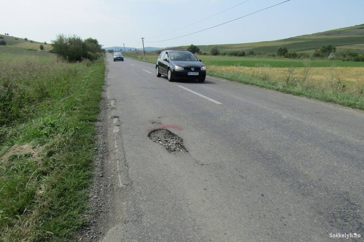 Remélhetőleg hamarosan már csak rossz emlék lesz a gödrös útszakasz •  Fotó: Bakó Zoltán