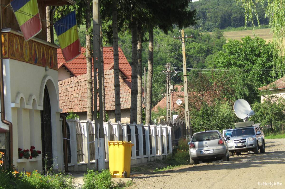 Televíziós tudósítók autói a parókia előtt. Már az ügy kirobbanásakor sokan érdeklődtek a pópa felől. Archív •  Fotó: Bakó Zoltán