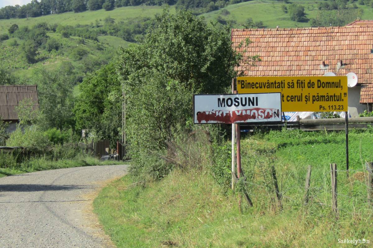 Kimozdulva. A településen kívül ünnepelt fellépőként ismerik az ortodox pópát •  Fotó: Bakó Zoltán