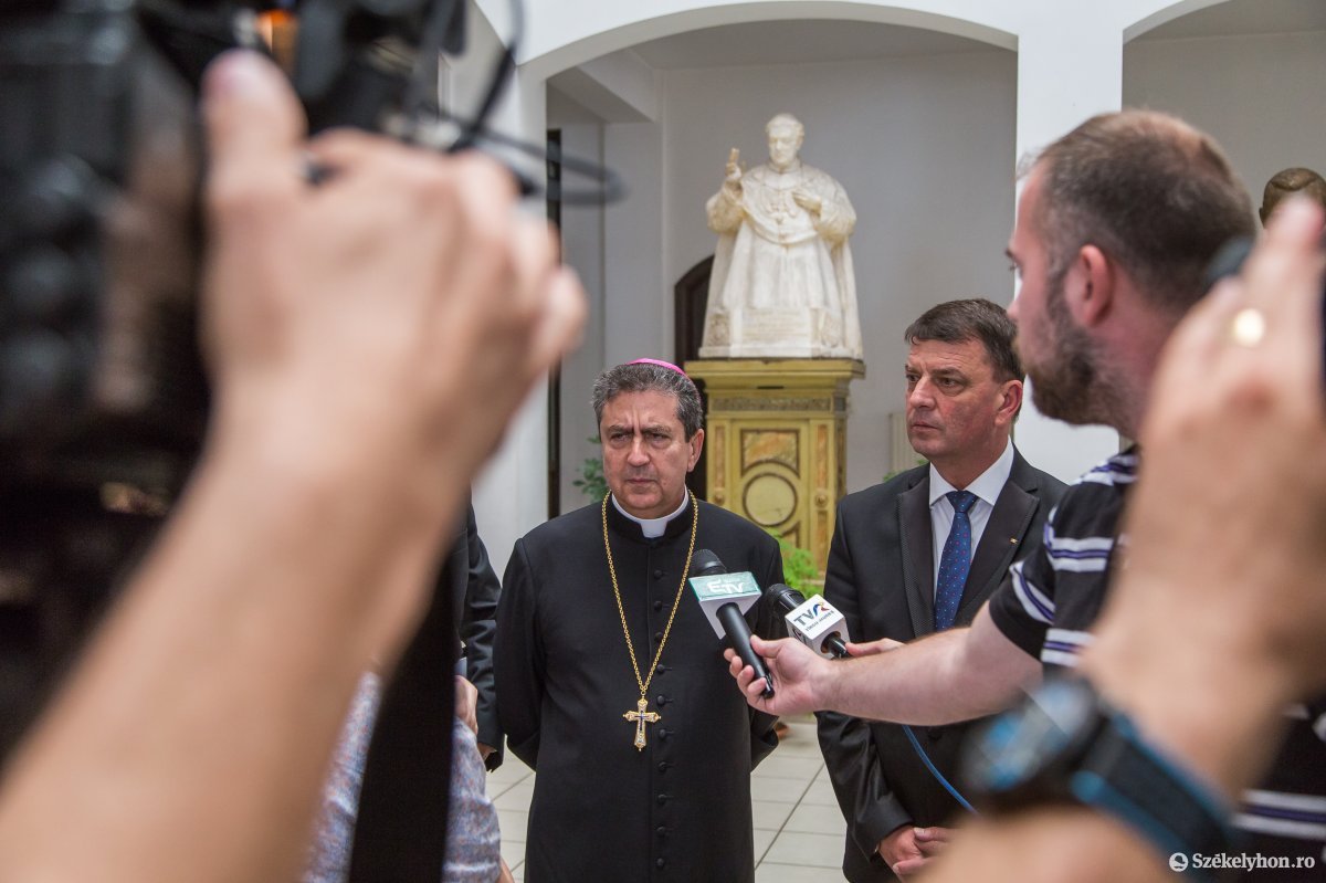 Miguel Maury Buendía érsek, a Szentszék romániai apostoli nunciusa a Római Katolikus Teológiai Gimnázium ügyében tett marosvásárhelyi látogatásakor, május végén •  Fotó: Boda L. Gergely