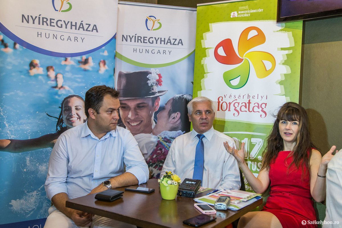 Kovács Ferencet és Furkóné Szabó Mariannt Portik Vilmos (balról) mutatta be a sajtónak •  Fotó: Boda L. Gergely