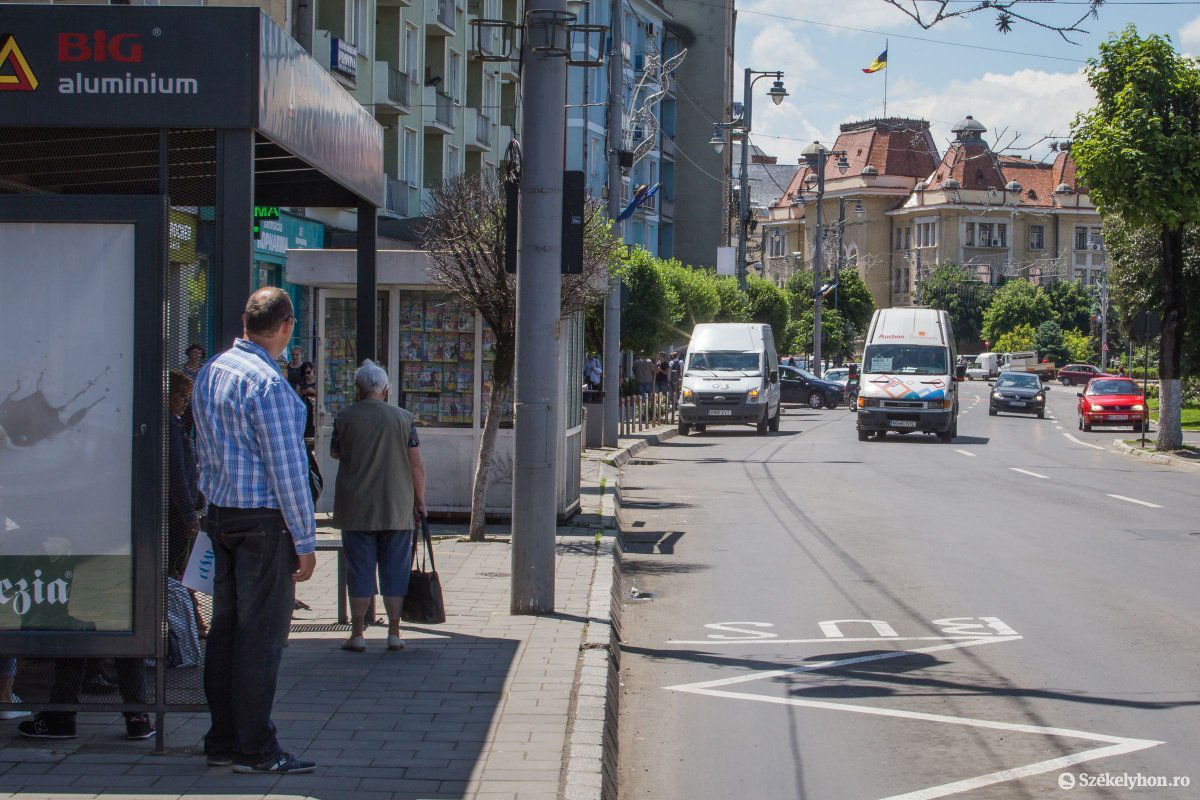 Marosvásárhely főterén. Több lesz a magyar szöveg a plakátokon. Archív • Fotó: Boda L. Gergely