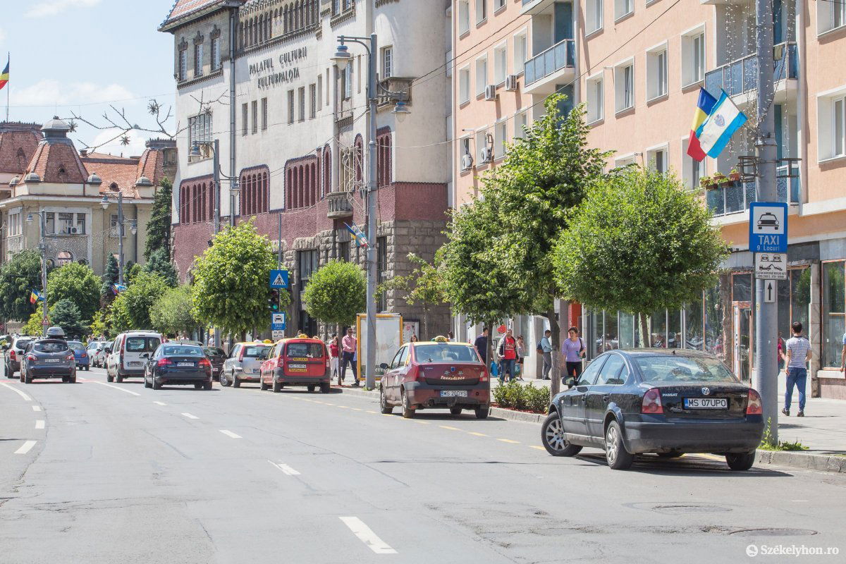 Ki hova éri, oda parkol. Megoldást jelentene egy parkolóház, azonban erre még csak elképzelés van •  Fotó: Boda L. Gergely