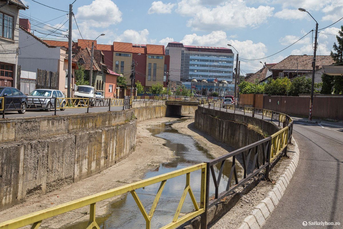Parkolóhelyeket és kerékpársávokat alakíthatnak ki a befedett patakon. Archív •  Fotó: Boda L. Gergely