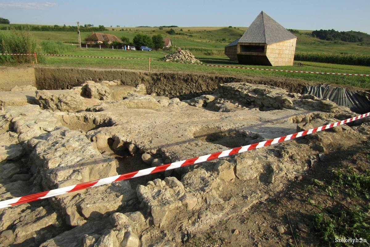 A római fürdő feltárt része a régészeti parkban •  Fotó: Bakó Zoltán