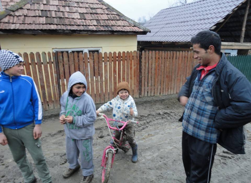 A sárpataki roma gyerekek az iskola utáni foglalkoztató központban az egészséges életmódról és az emberi méltóságról is tanulnak 