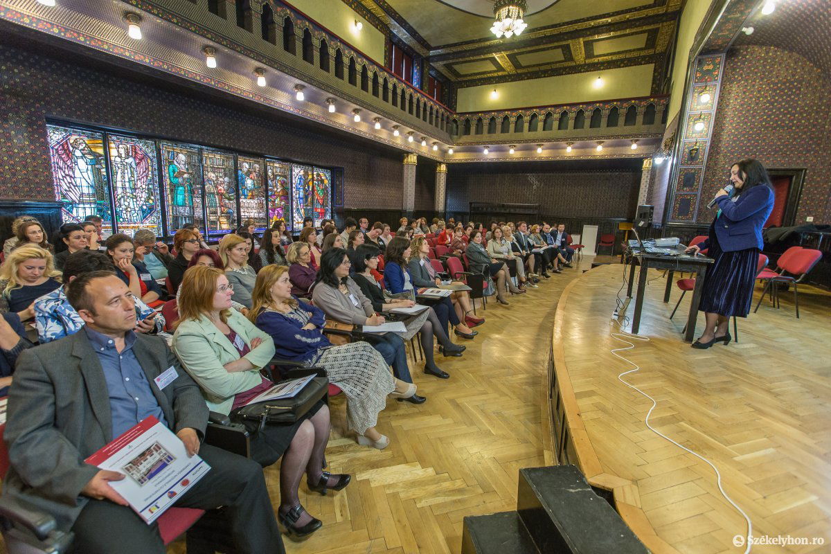 A Kultúrpalota Tükörtermében és Kórustermében mutatták be dolgozataikat a szakemberek •  Fotó: Boda L. Gergely