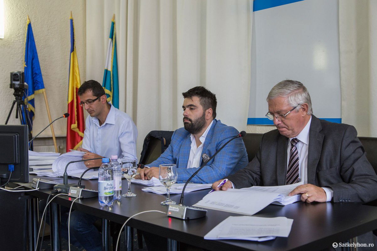 Az RMDSZ-esek közül Peti András (balról) és Makkai Gergely (jobbról) utazhat •  Fotó: Boda L. Gergely