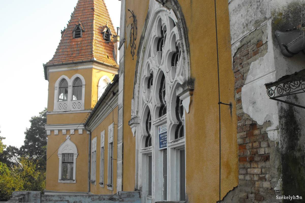 Omladozó vakolat. Felújításra szorul a mezőzáhi kastély •  Fotó: Antal Erika