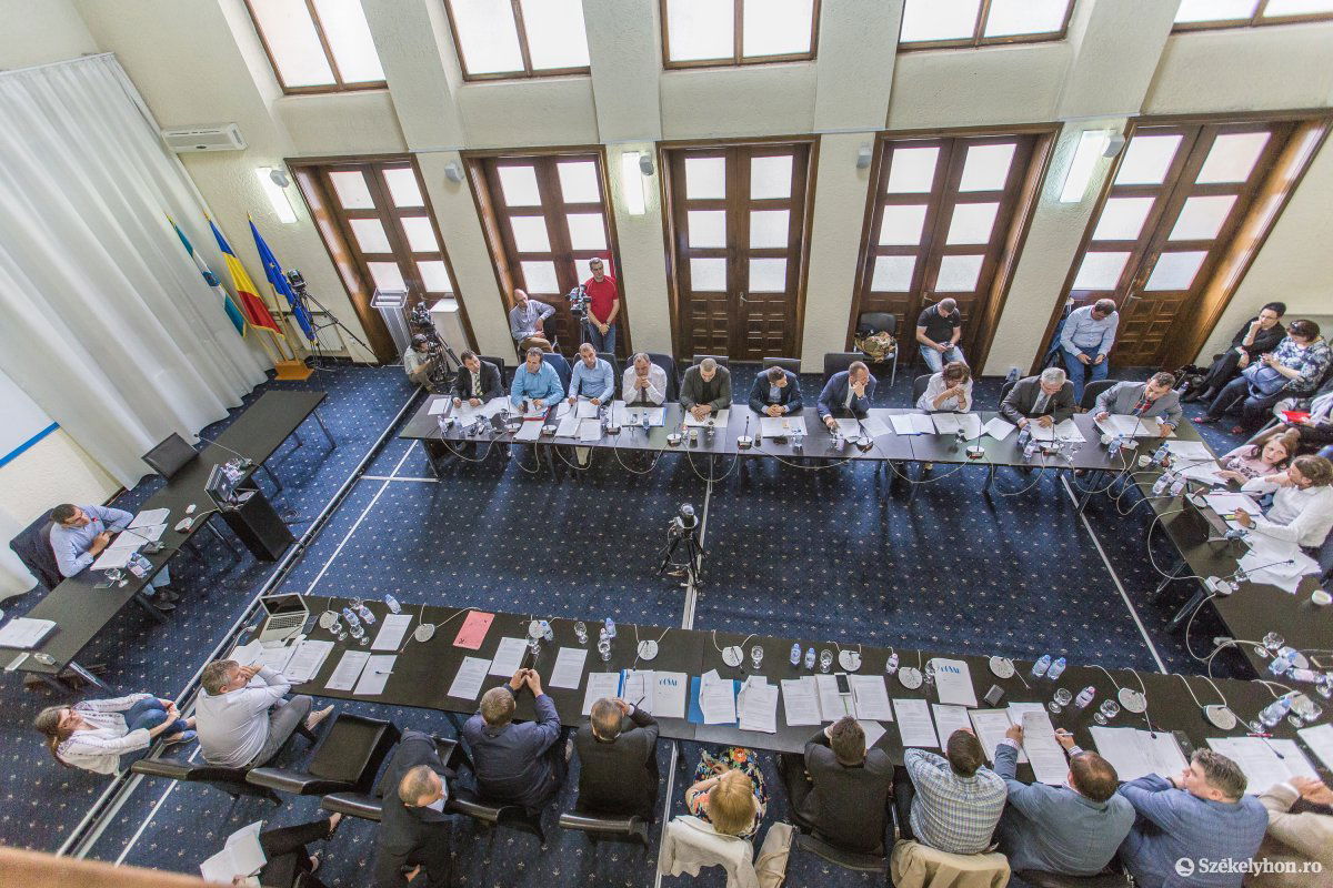 Nem egyeztettek sem a tanácsosokkal, sem a civil szervezetek képviselőivel, hogy kiválaszthassák a legjobb jelölteket, egyszerűen csak szavazásra bocsátottak két nevet – kifogásolta egyedüliként Bakos Levente RMDSZ-es tanácsos. Archív •  Fotó: Boda L. Gergely
