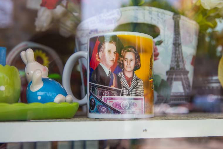 Kopár üzletekkel, karácsonyi díszekkel és a múlt relikviáival várják a húsvétot Marosvásárhelyen