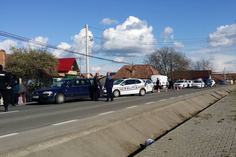 Rátámadtak a gázolóra, majd a kiérkező rendőrre is