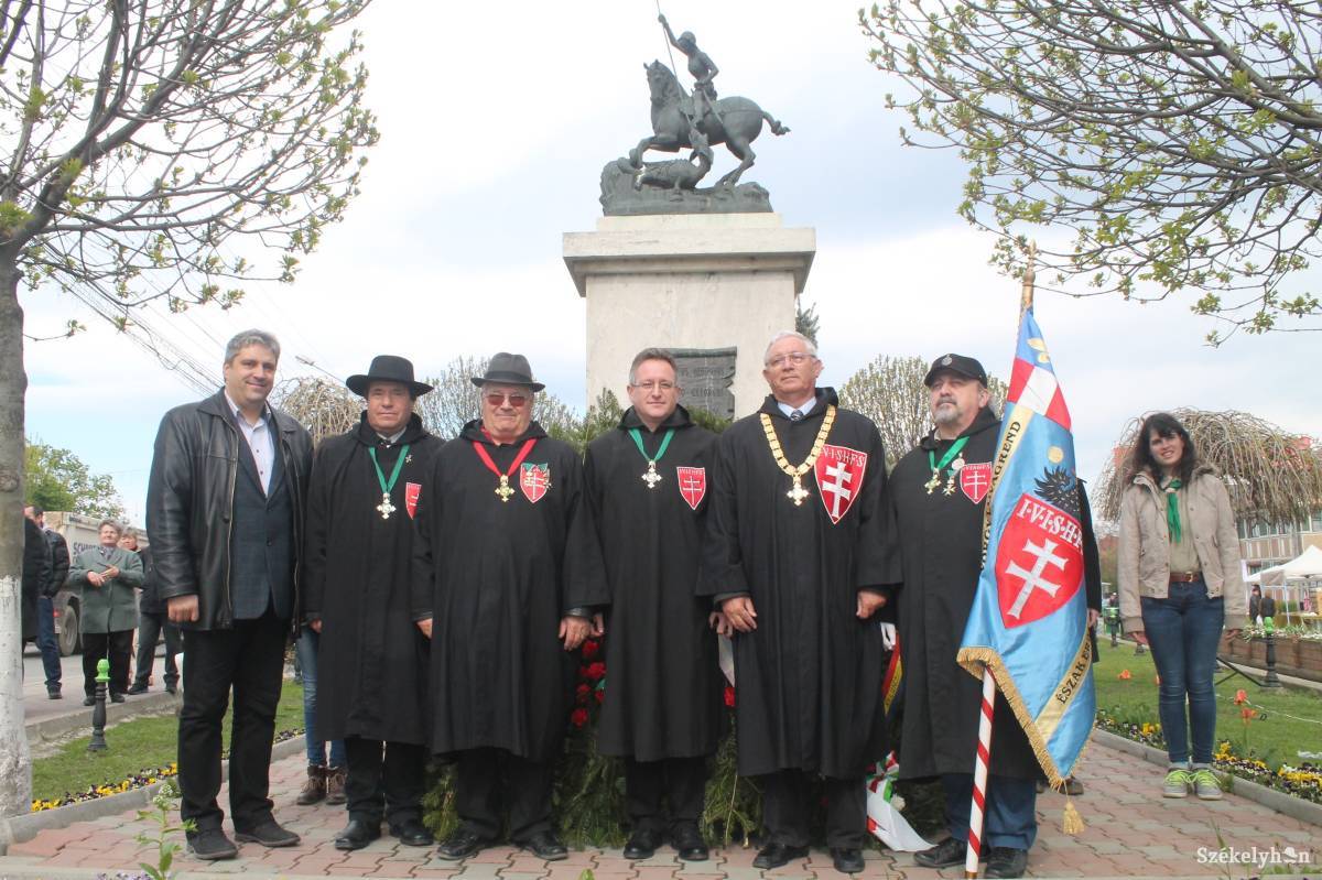 Megkoszorúzták a központi Szent György-szobrot &bullet;  Fotó: Bakó Zoltán
