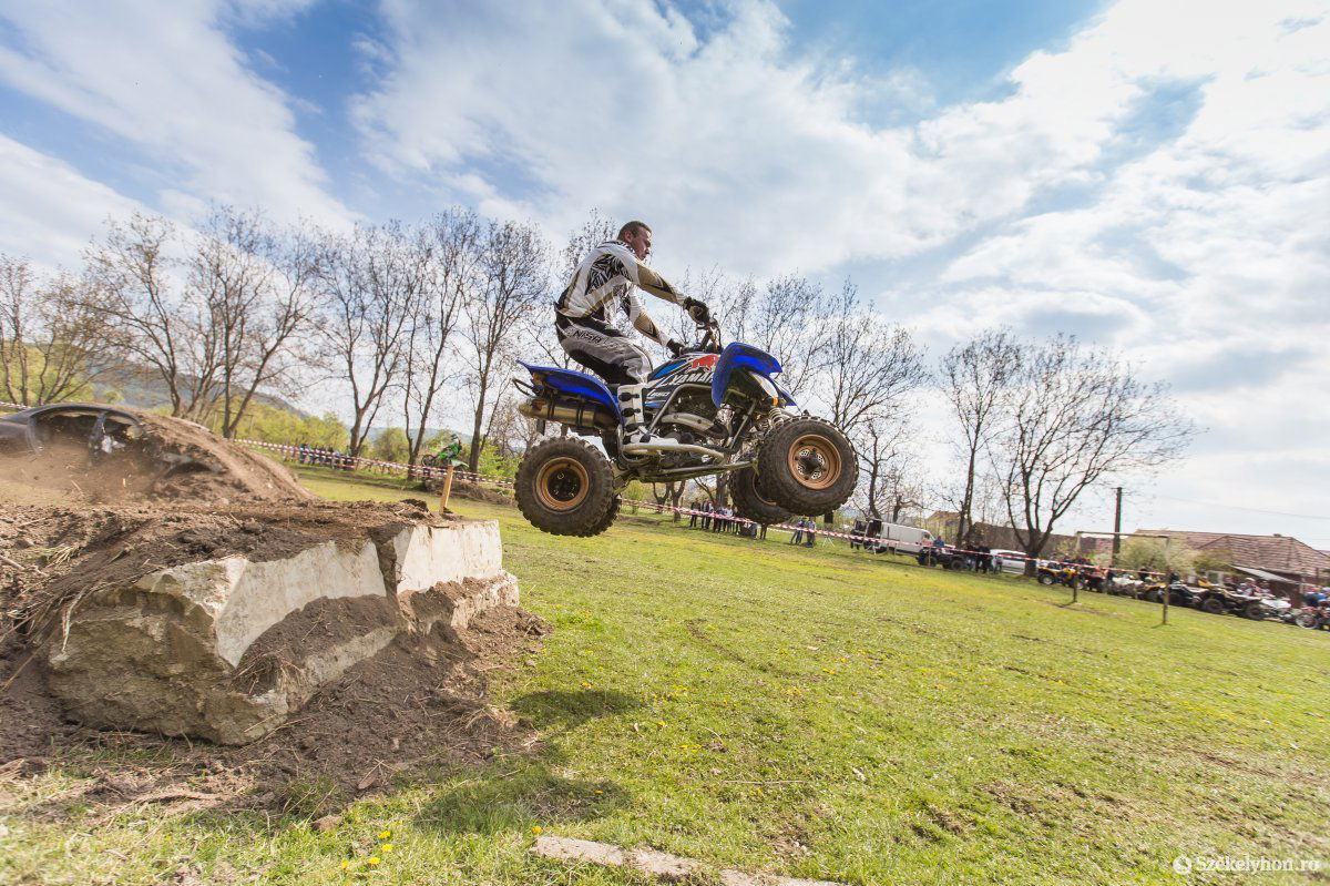 A salakpályán látványos bemutatót tartottak a terepmotorosok &bullet;  Fotó: Boda L. Gergely