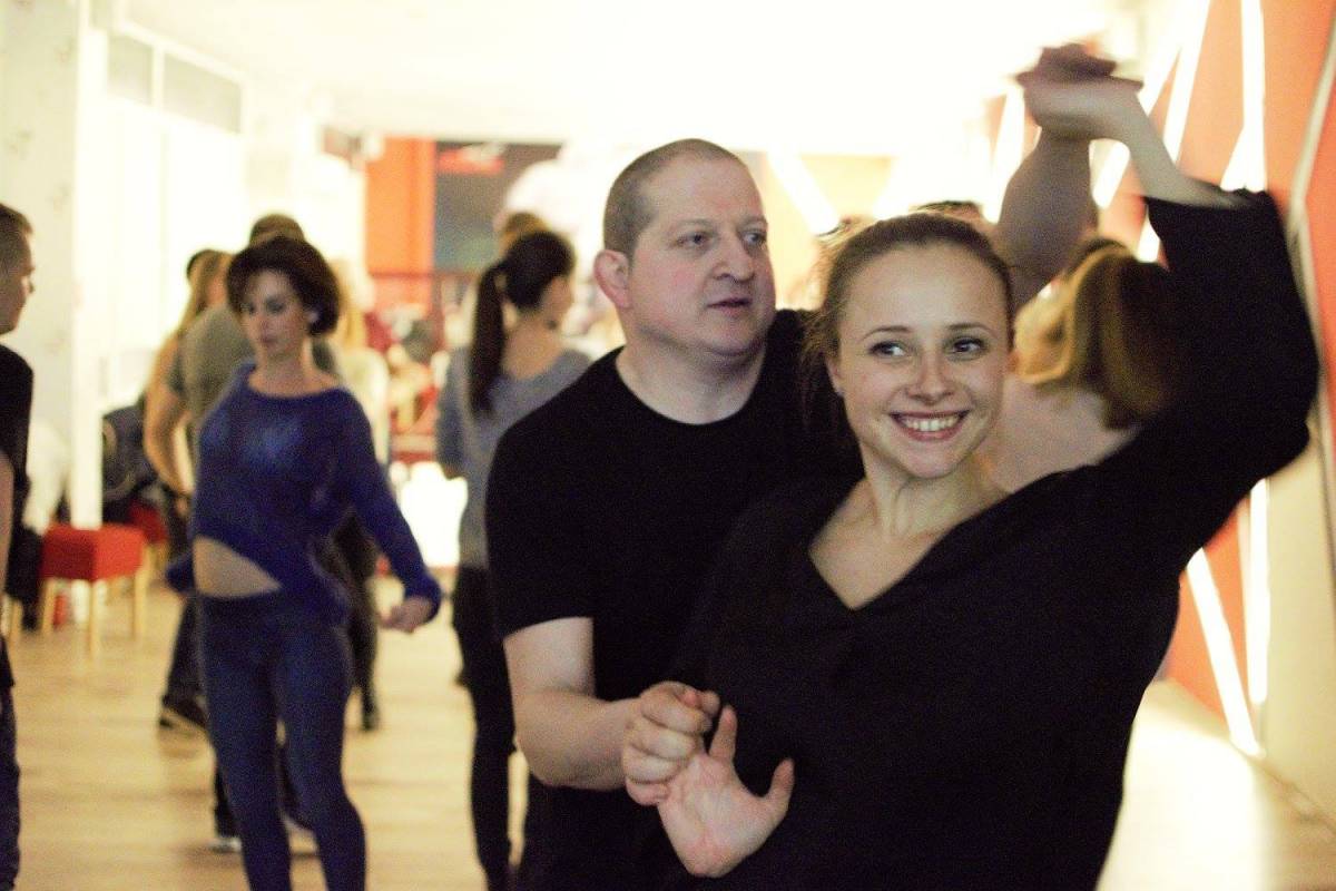 Gianpierro Stefanizzi esténként latin táncokat oktat a marosvásárhelyieknek 