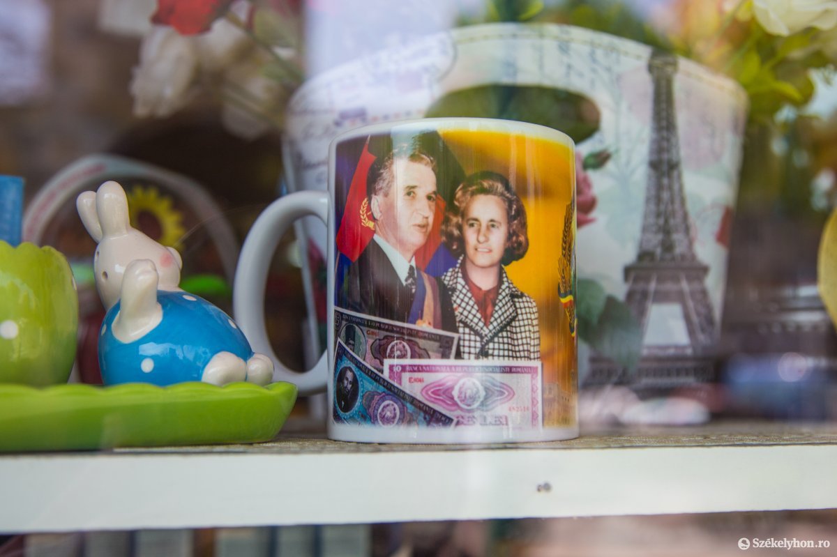 A húsvéti nyuszi mellett Nicolae Ceaușescu és felesége Elena Ceaușescu tekintenek a nézelődőkre •  Fotó: Boda L. Gergely