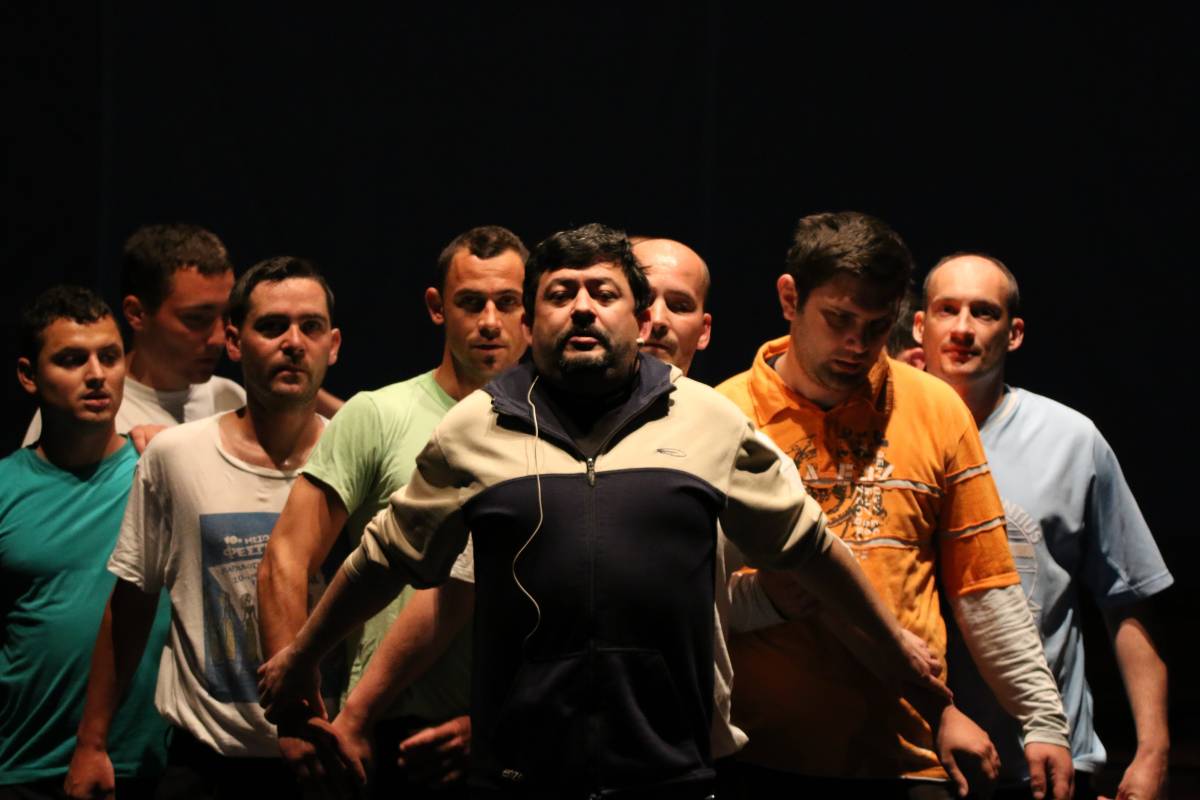 Az előadás próbáján. Tollas Gábor színművész a táncosok közt • Fotó: Barabási Attila Csaba