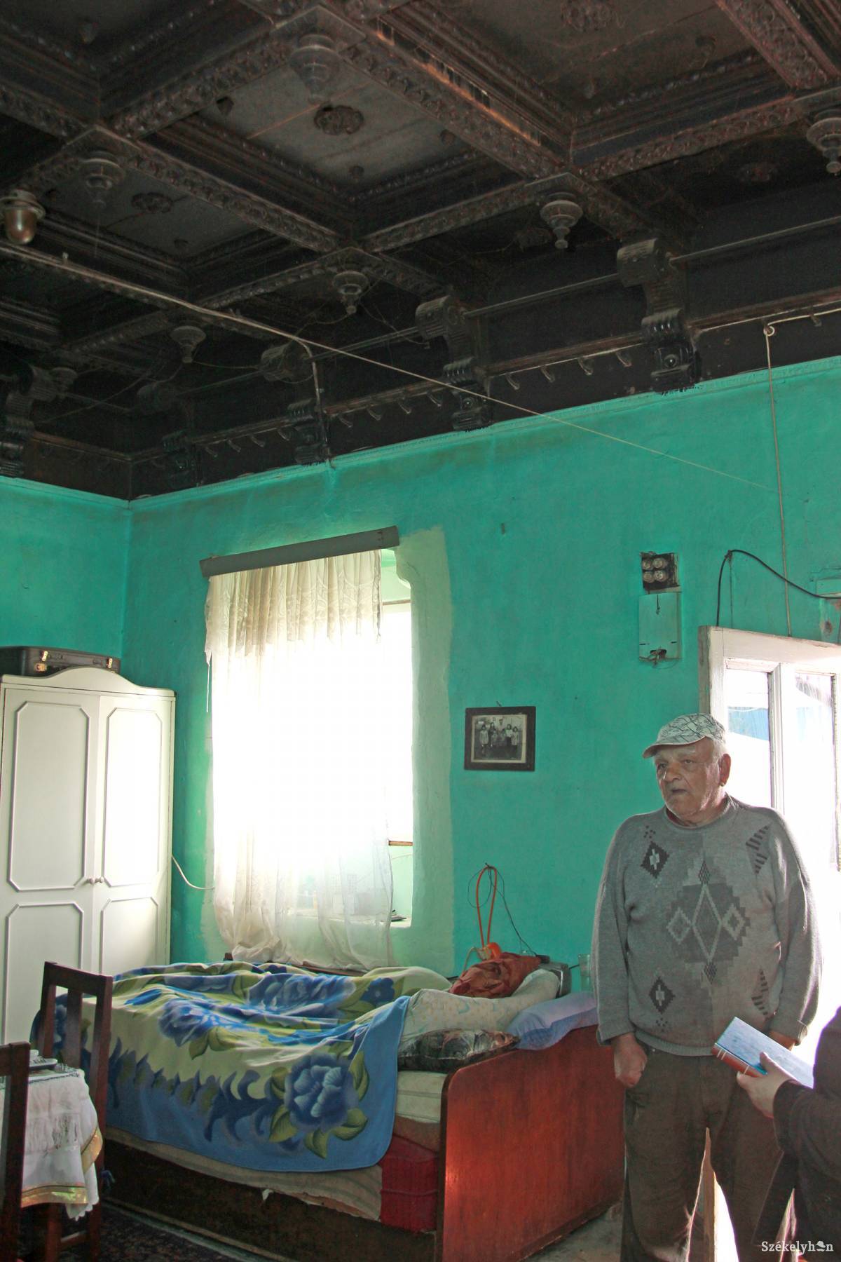 Josif Duli az egyik faragott kazettás szoba lakója &bullet;  Fotó: Haáz Vince