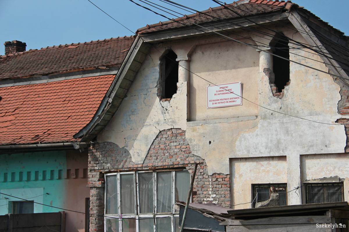 Omlásveszély – figyelmeztet a hivatalból kihelyezett tábla &bullet;  Fotó: Haáz Vince