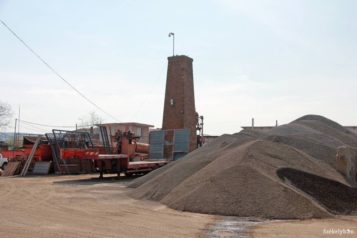 Áll még a kastély egykori víztornya is &bullet;  Fotó: Haáz Vince
