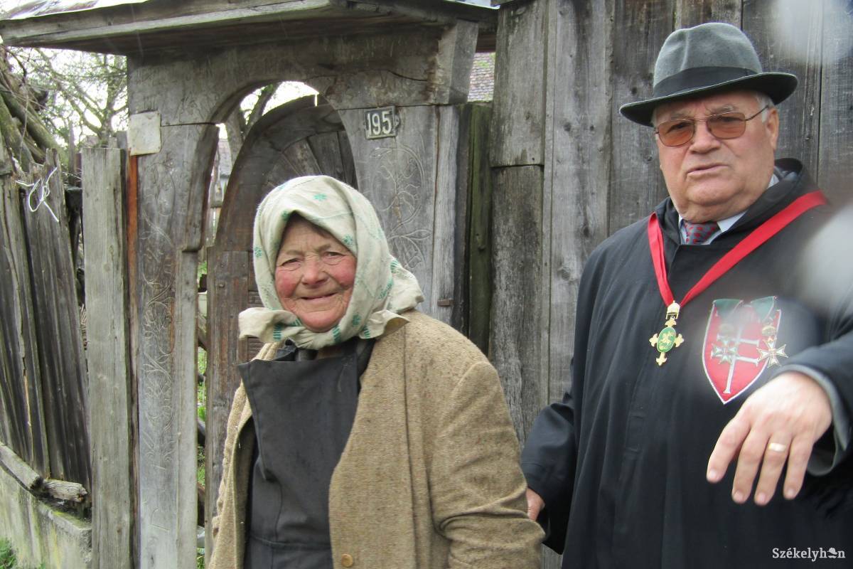 Ilona néni a faragott kapu előtt Nagy Géza lovaggal &bullet;  Fotó: Bakó Zoltán
