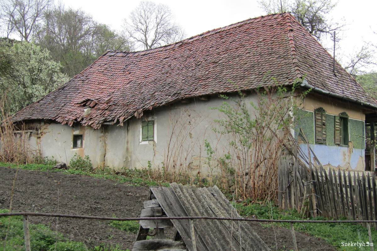 Homorúvá vált a ház fedele, hullatja cserepeit &bullet;  Fotó: Bakó Zoltán